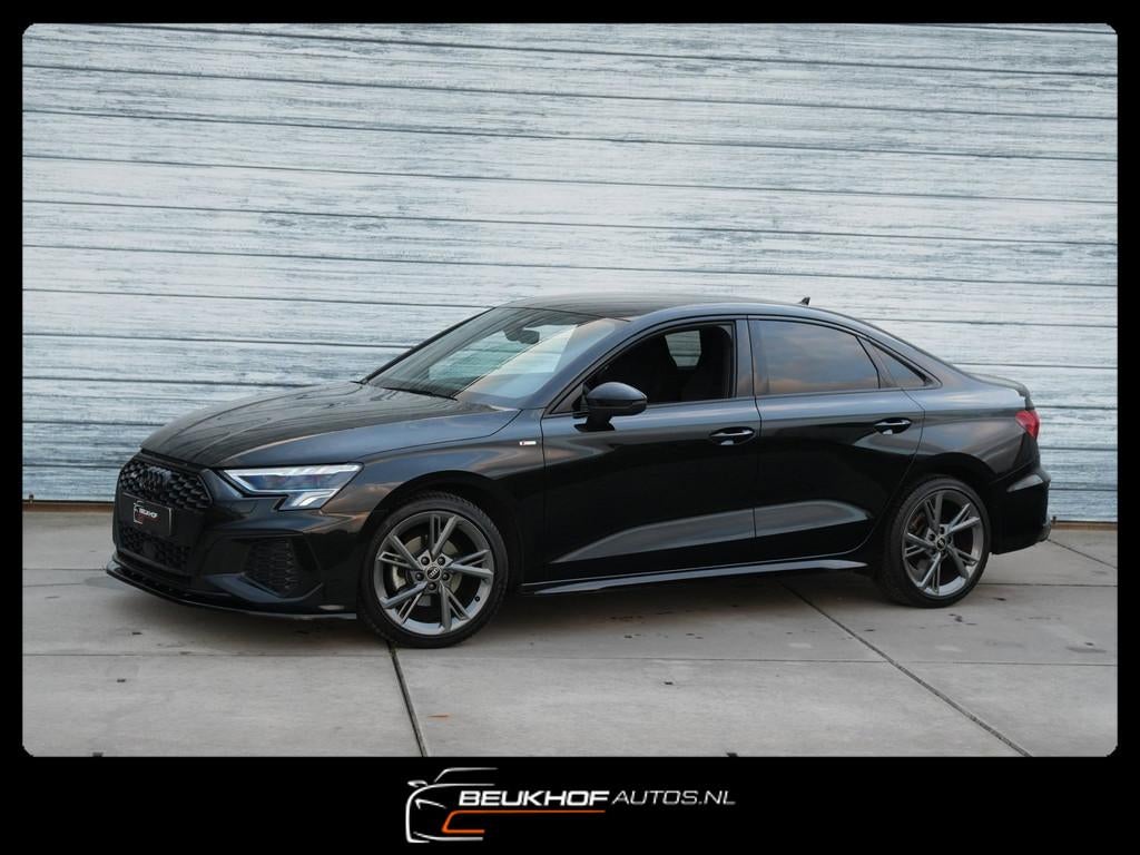 Audi A3 Limousine 30 TFSI S-Line Maxton Navi Carplay Camera, Gebruikt, Lichtsensor, Zwart, Bedrijf