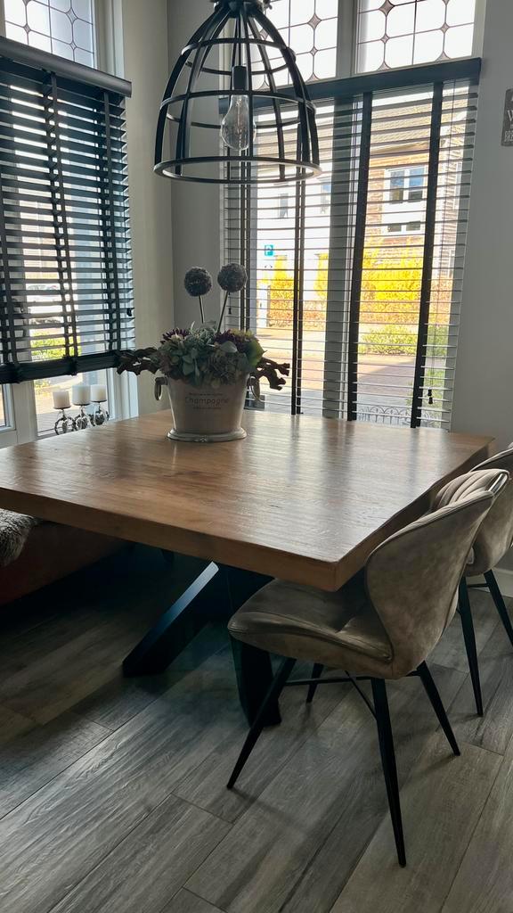 Vierkante eiken eettafel met industriële kruispoot, Huis en Inrichting, Tafels | Eettafels, Zo goed als nieuw, 100 tot 150 cm