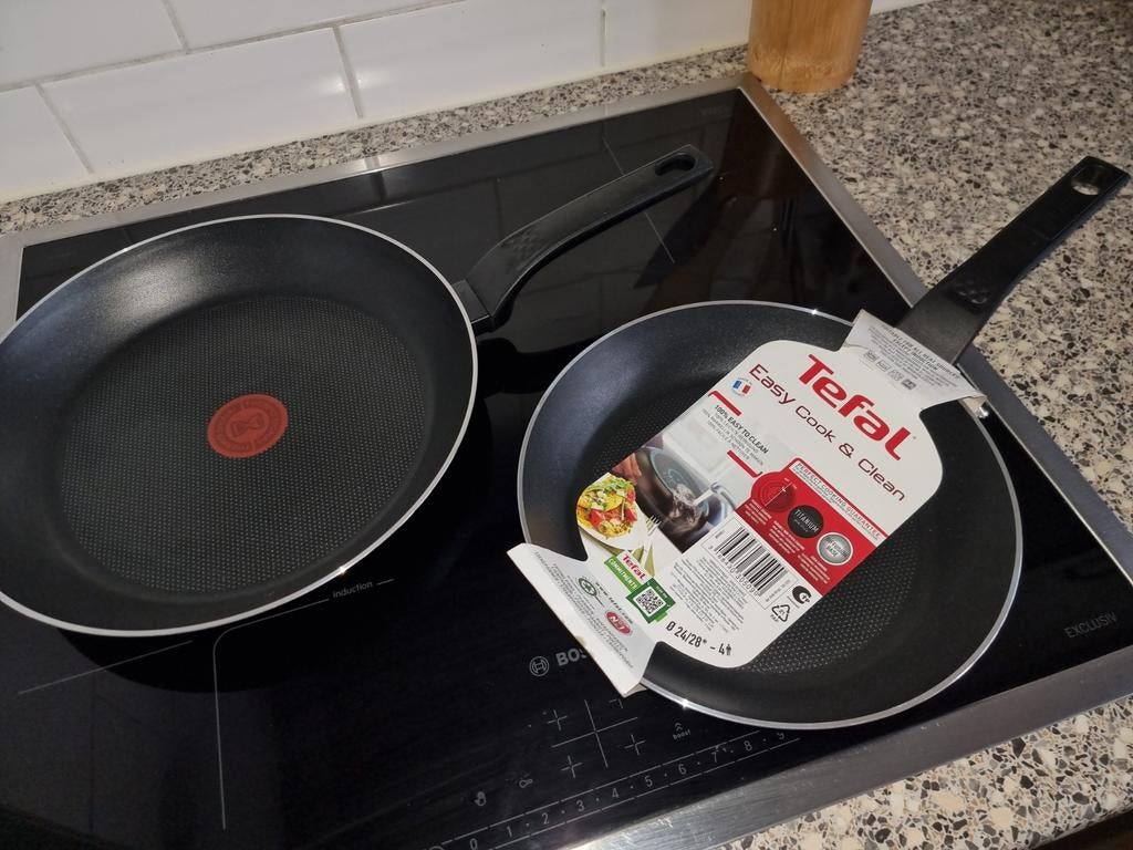 Nieuw    2tefal pannen 28 cm /24cm, Huis en Inrichting, Keuken | Potten en Pannen, Ophalen, Nieuw, Rvs, Koekenpan of Braadpan