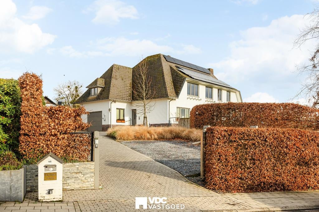 Ruime villa met praktijkruimte op perceel van 1.745 m², Huizen en Kamers, Huizen te koop, 333 m², Vrijstaande woning, 4 kamers