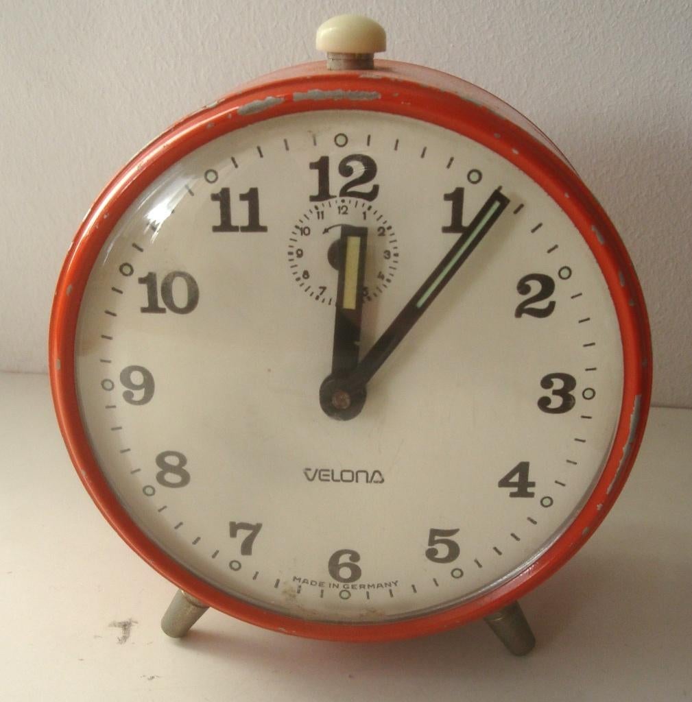 Retro Velona wekkertje in de kleur oranje, goed lopend, Verzamelen, Ophalen of Verzenden, Huis en Inrichting