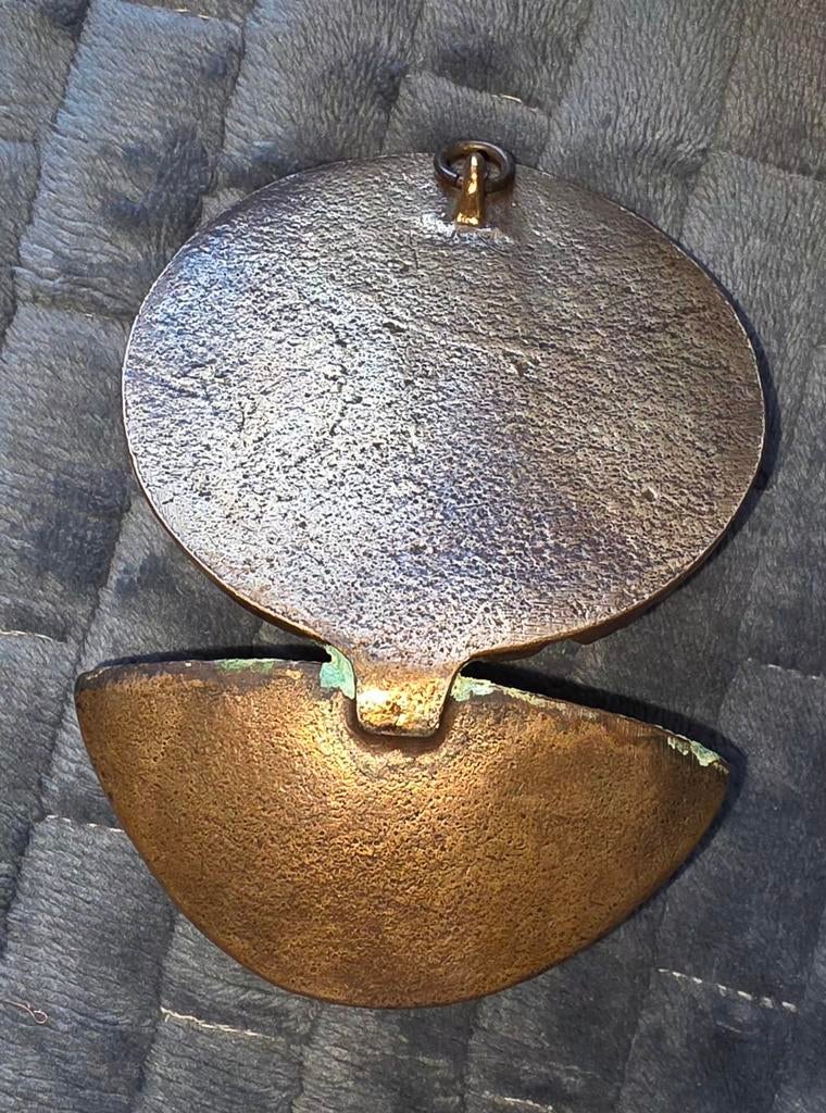 Oud bronzen bakje met decoratieve achterplaat, Antiek en Kunst, Antiek | Koper en Brons, Ophalen of Verzenden