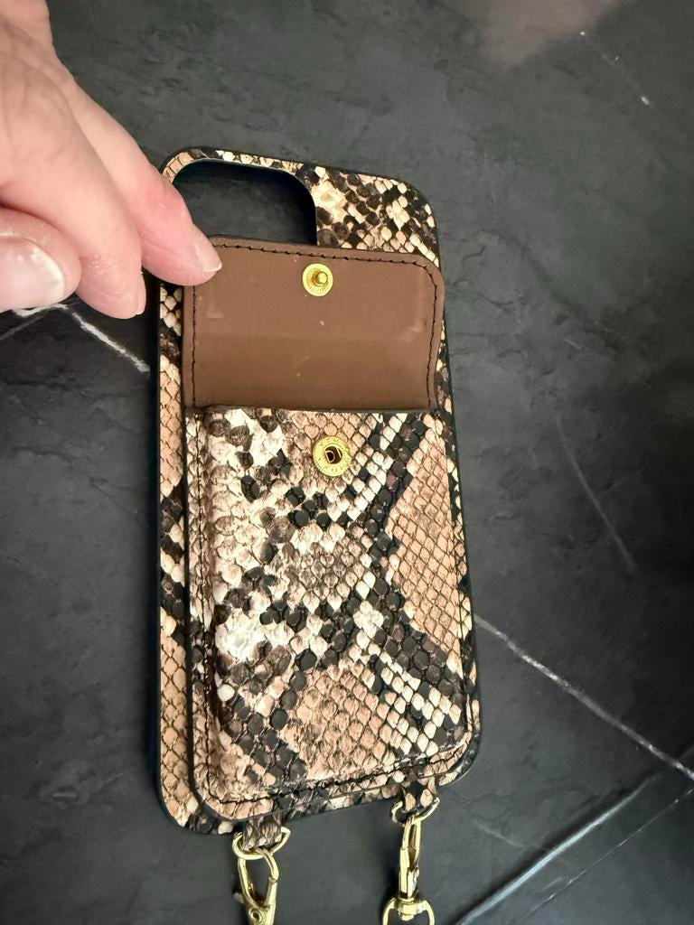 iPhone hoesje met slangenprint en ketting 13 pro max, Ophalen of Verzenden, Gebruikt, IPhone 12 Pro, Hoesje of Tasje