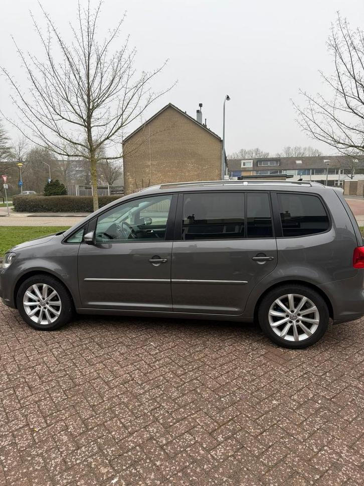 Volkswagen Touran 1.6 TDI 77KW 7P 2013 Grijs, Auto's, Volkswagen, Touran, Diesel, C, MPV, Automaat, Geïmporteerd, Zilver of Grijs