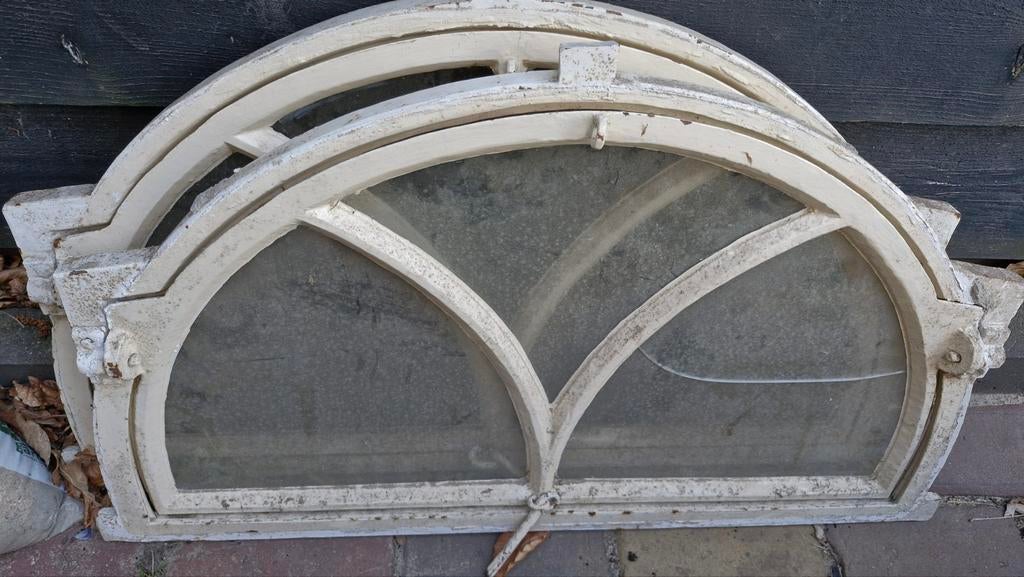 Antiek halfrond raam met sierlijke spijlen, Ophalen, Gevelraam of Ruit, Gebruikt, Minder dan 80 cm