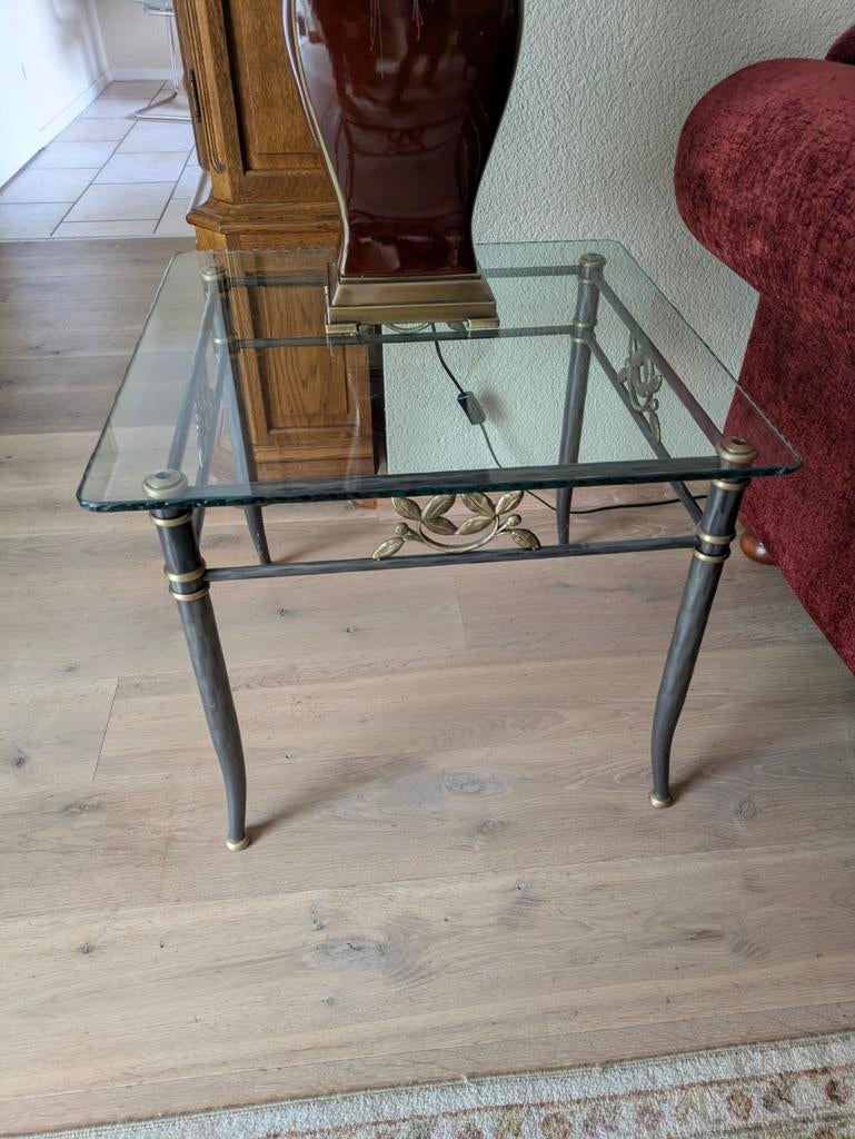 Glazen bijzettafel met metalen frame en messing details, Huis en Inrichting, Tafels | Bijzettafels, Gebruikt, Vierkant, 55 tot 75 cm