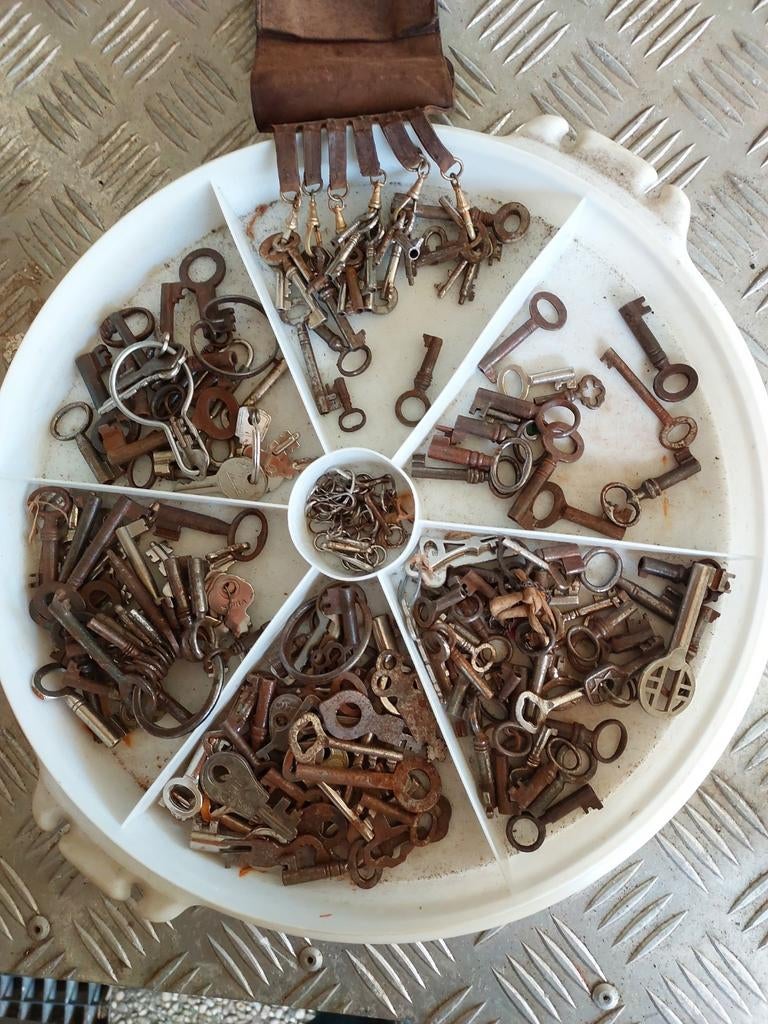 Grote verzameling oude sleutels - schuur opruiming, Antiek en Kunst, Ophalen of Verzenden