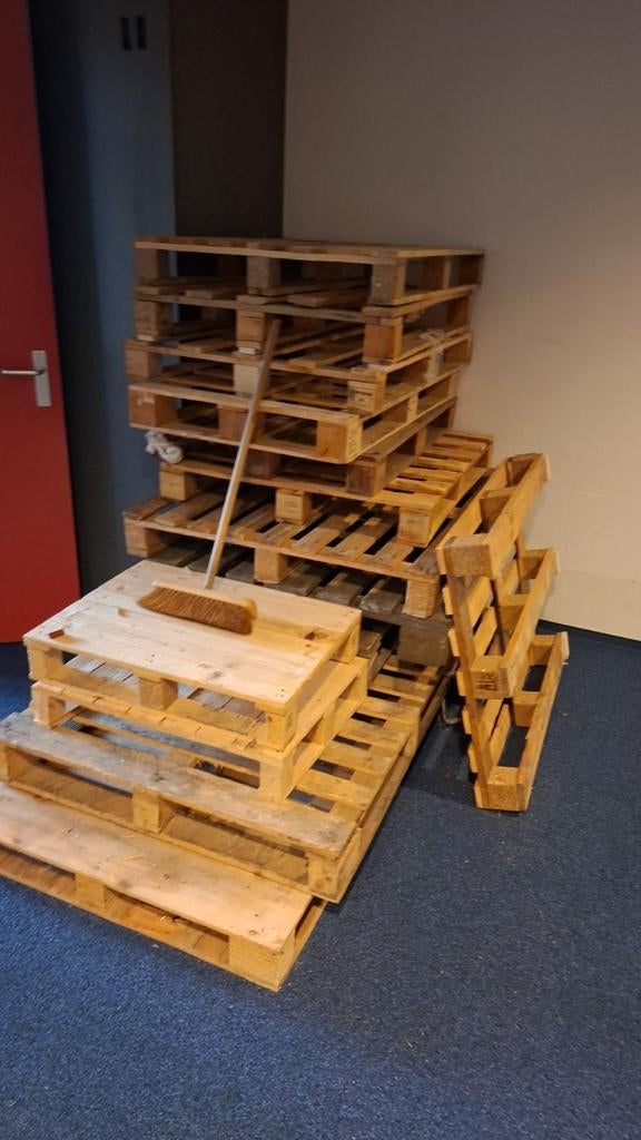 Diverse houten pallets en bureau's, Ophalen of Verzenden, Gebruikt, Hout