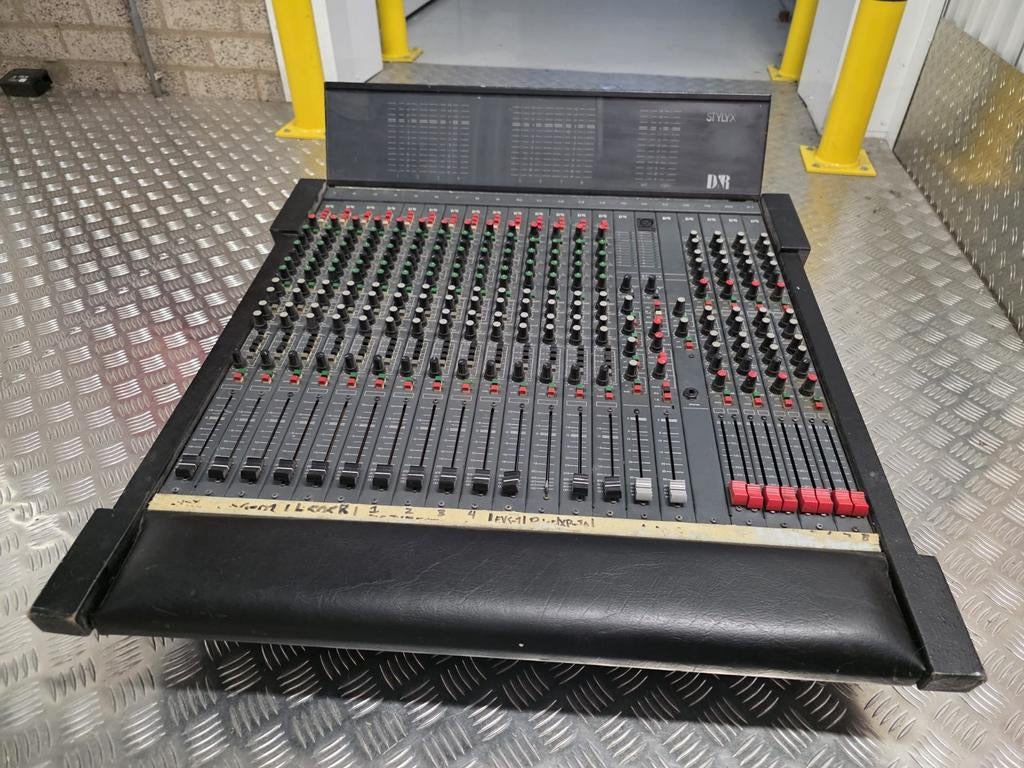 D&R Stylix 16-8-2 analoge mengtafel, Muziek en Instrumenten, Mengpanelen, Ophalen