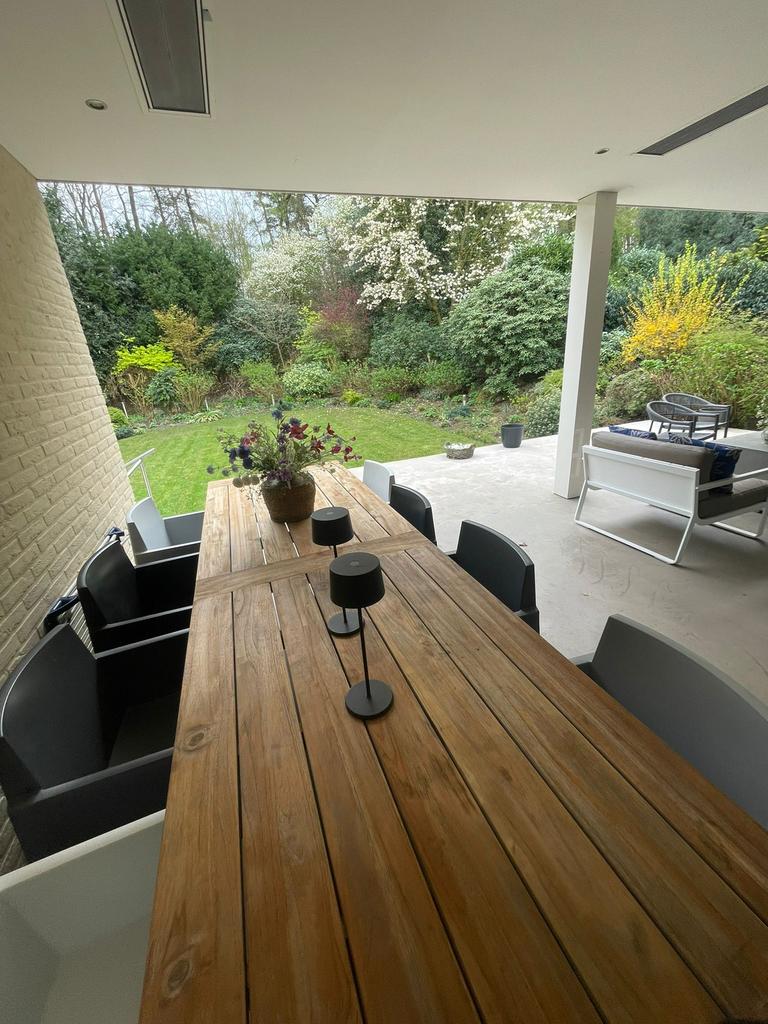 Acht buiten stoelen in vier verschillende kleuren