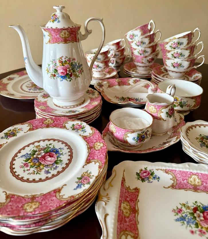 Servies Royal Albert  Bone China England Lady Carlyle, Verzamelen, Porselein, Kristal en Bestek, Zo goed als nieuw, Kop en/of schotel
