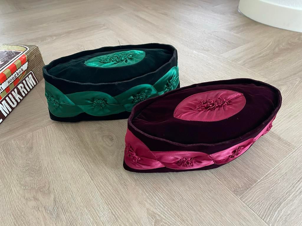 Twee nieuwe fluwelen songkoks uit Indonesië, Kleding | Dames, Hoeden en Petten, Ophalen of Verzenden, Nieuw, One size fits all