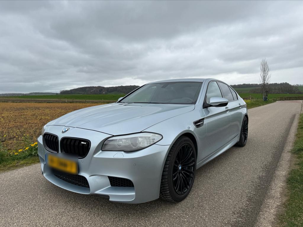 BMW 5-Serie M5 4.4 561pk 2013 Grijs origineel NL, Auto's, BMW, Automaat, Achterwielaandrijving, 2000 kg, 4395 cc