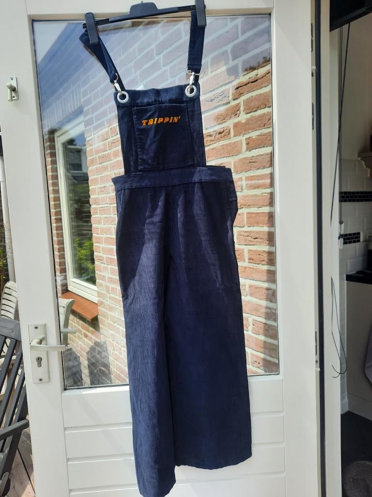 Donkerblauwe ribfluwelen tuinbroek 'Trippin'' maat S € 15,00, Kleding | Dames, Jumpsuits, Trippin, Blauw, Ophalen of Verzenden