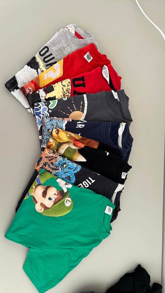 8 jongens t-shirts maat 122-128 voetball, super mario etc, Ophalen of Verzenden, Zo goed als nieuw, Jongen, Shirt of Longsleeve