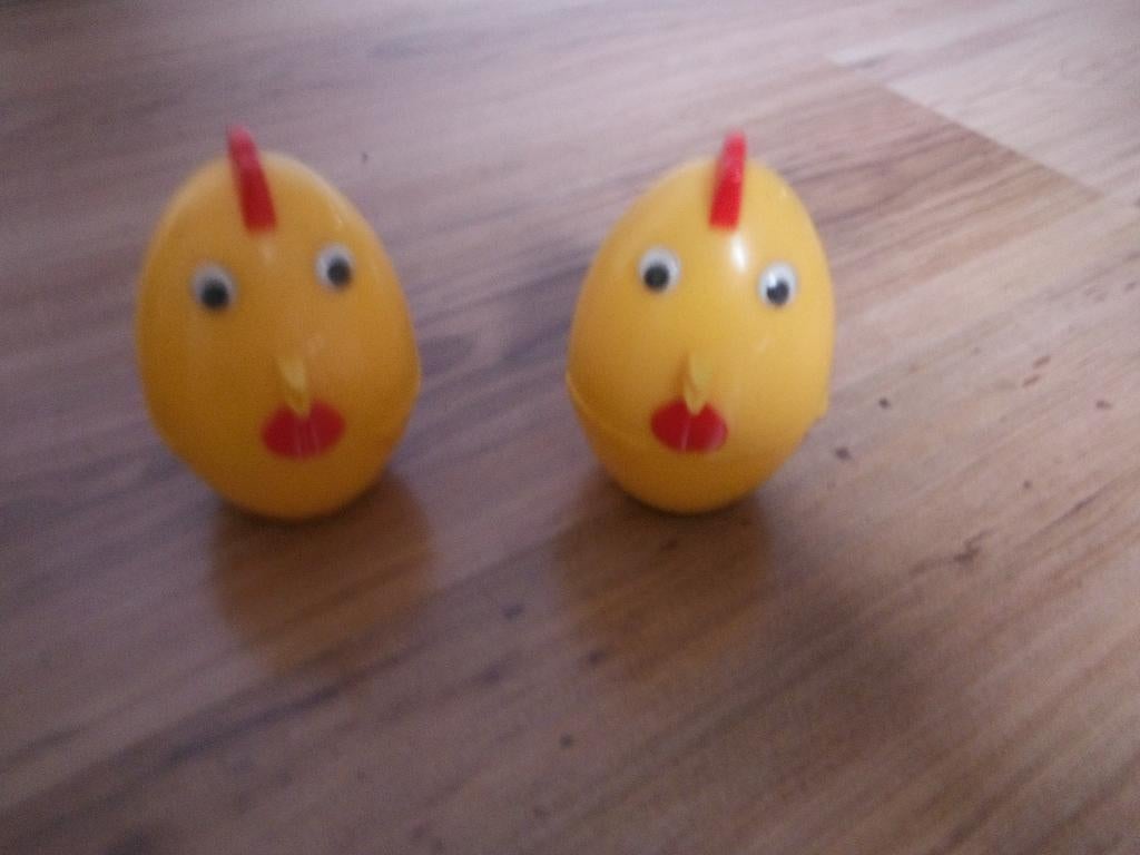 twee eierwarmhouders / eierdoppen in kuikenvorm, Huis en Inrichting, Overige materialen, Verzenden, Overige typen, Zo goed als nieuw