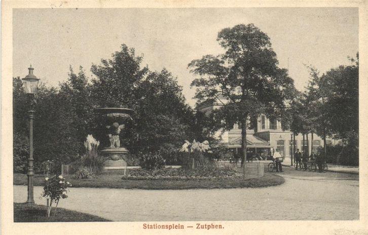 Stationsplein - Zutphen. - 1915 gelopen, Verzamelen, Ansichtkaarten | Nederland, Gelopen, Gelderland, Voor 1920, Ophalen of Verzenden