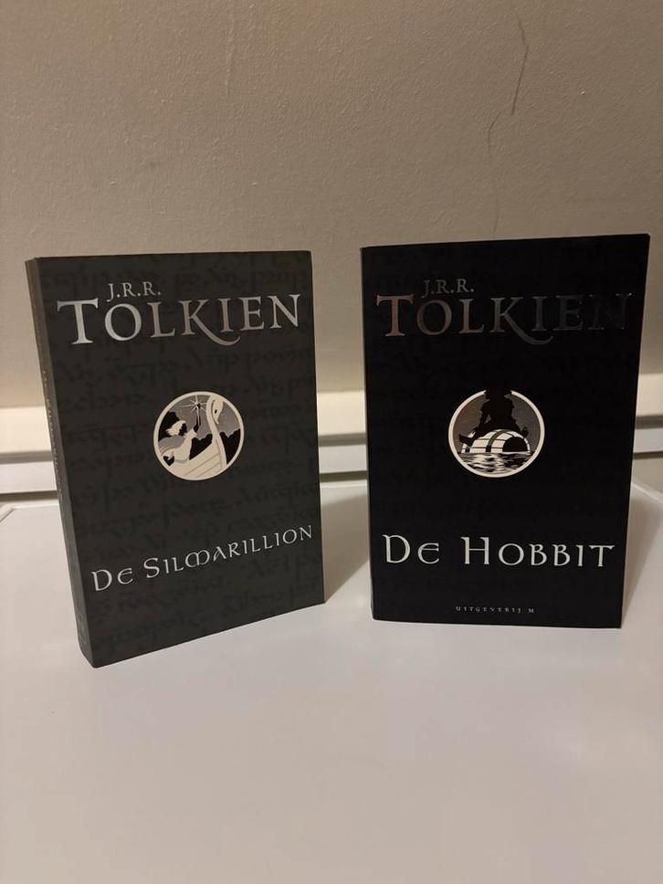 J.R.R. Tolkien: De Silmarillion & De Hobbit - Nieuwstaat, Boeken, Fantasy, Zo goed als nieuw, Ophalen of Verzenden