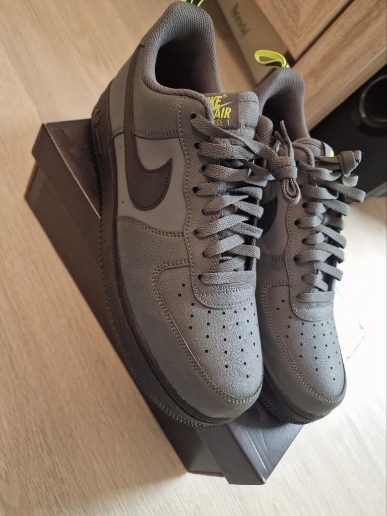 Nike Air Force 1 '07 Iron Grey/Black Volt maat EU 45 nieuw, Kleding | Heren, Schoenen, Ophalen of Verzenden, Nieuw, Zwart