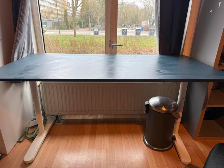 IKEA BEKANT Bureau - Blauw/Wit - Verstelbaar, Huis en Inrichting, Bureaus, Zo goed als nieuw, Bureau, In hoogte verstelbaar, Ophalen