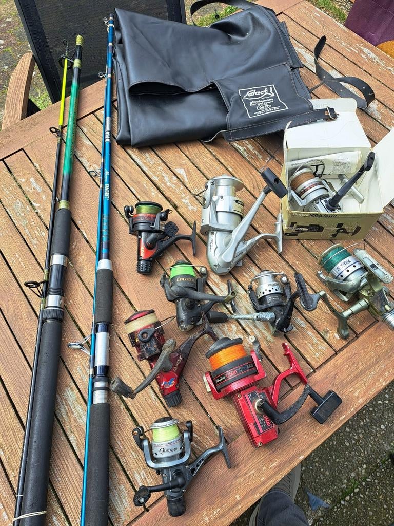 Partij visspullen: 2 hengels, 9 molens en draagfoudraal, Watersport en Boten, Hengelsport | Algemeen, Ophalen, Gebruikt, Werphengel