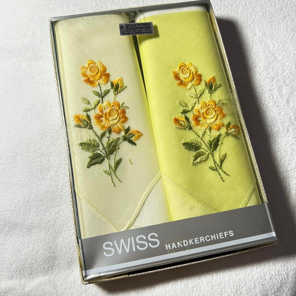 Origineel doosje met 2 zakdoekjes geborduurd Zwitserland, Ophalen of Verzenden