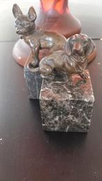 Bronzen honden beeldjes op marmeren sokkel, Ophalen of Verzenden, Zo goed als nieuw, Dier