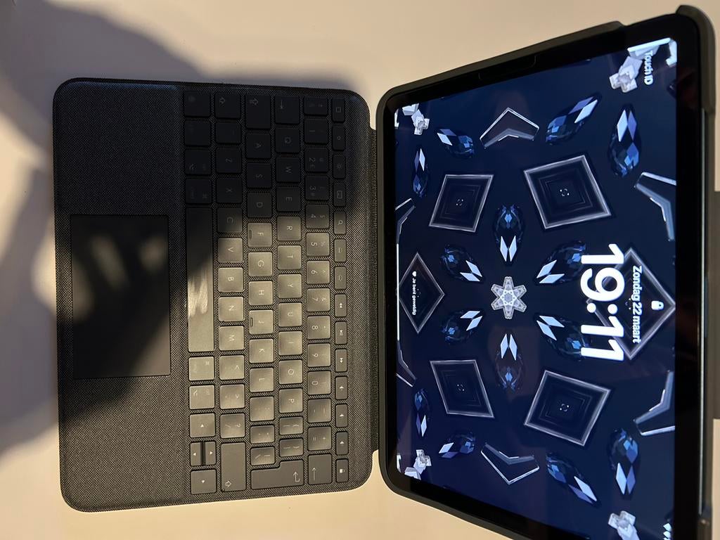 iPad Air (5e generatie) 64 GB met Logitech Folio Touch, Blauw, Zo goed als nieuw, 64 GB, Wi-Fi