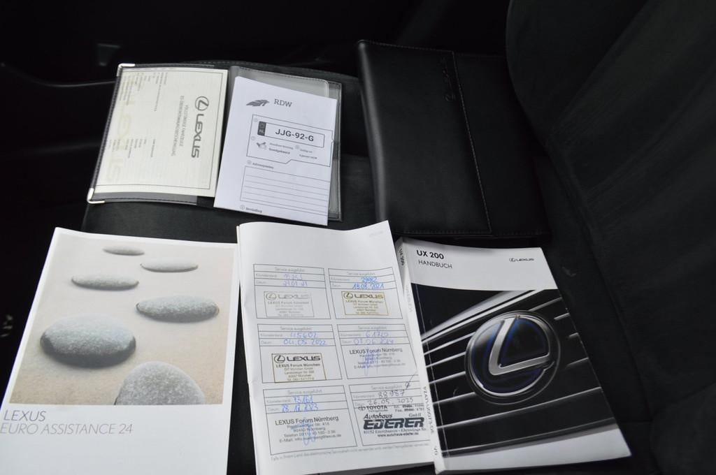 Lexus UX 200 Pref. Line BENZINE, GEEN DEUKJE OF KRASJE!, Auto's, Lexus, LED verlichting, Gebruikt, 4 cilinders, 1435 kg