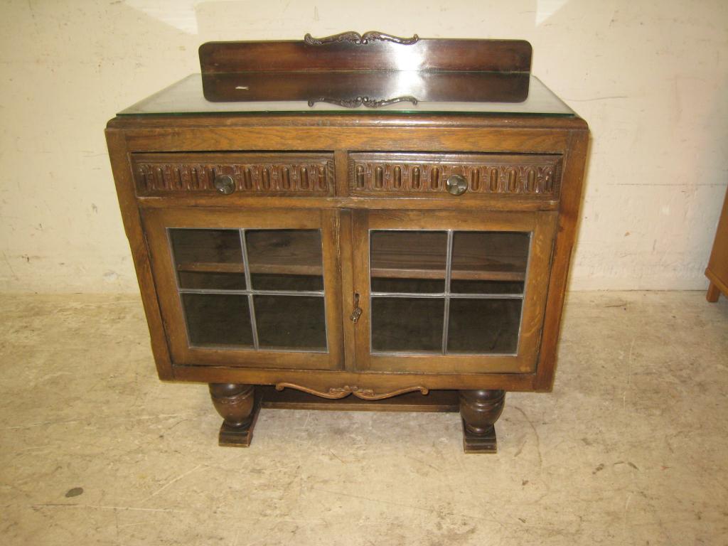 Antiek kastje met glas in lood deurtjes