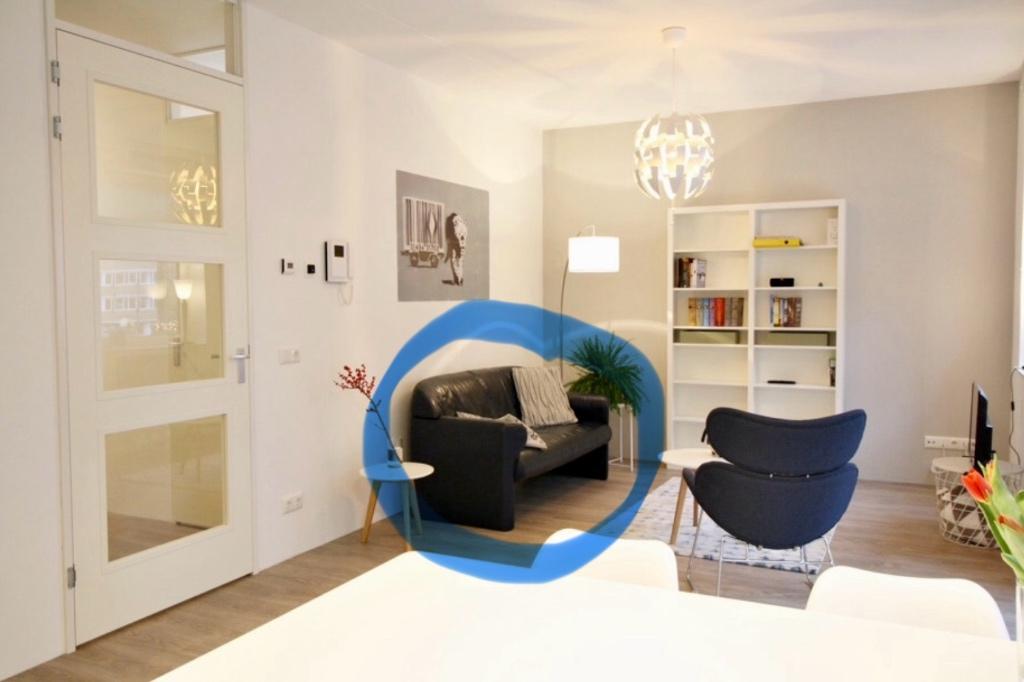 2-sits blauw leren design bank van Jori, Huis en Inrichting, Banken | Bankstellen, Ophalen, 150 tot 200 cm, Tweepersoons, Zo goed als nieuw