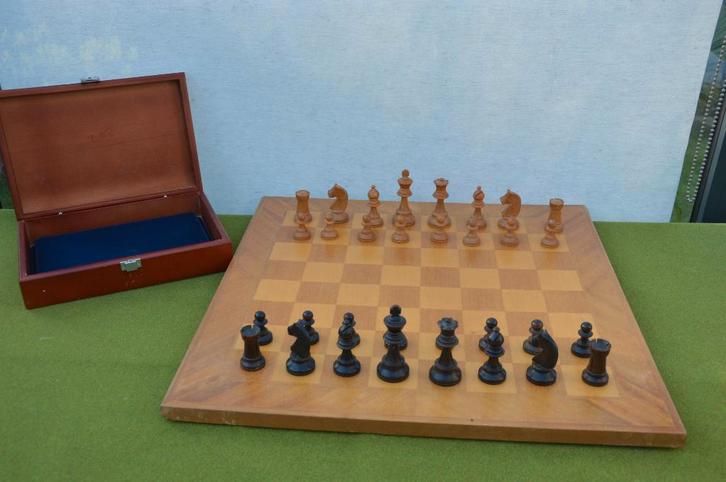 Wedstrijd schaakbord met grote houten stukken in kistje, Hobby en Vrije tijd, Gezelschapsspellen | Bordspellen, Gebruikt, Een of twee spelers