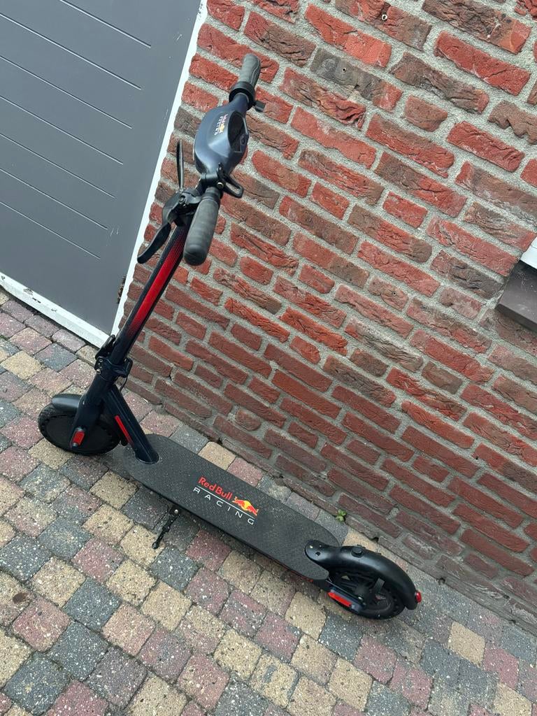 Elektrische Red Bull step met oplader, Fietsen en Brommers, Steps, Ophalen of Verzenden, Gebruikt, Elektrische step (E-scooter)