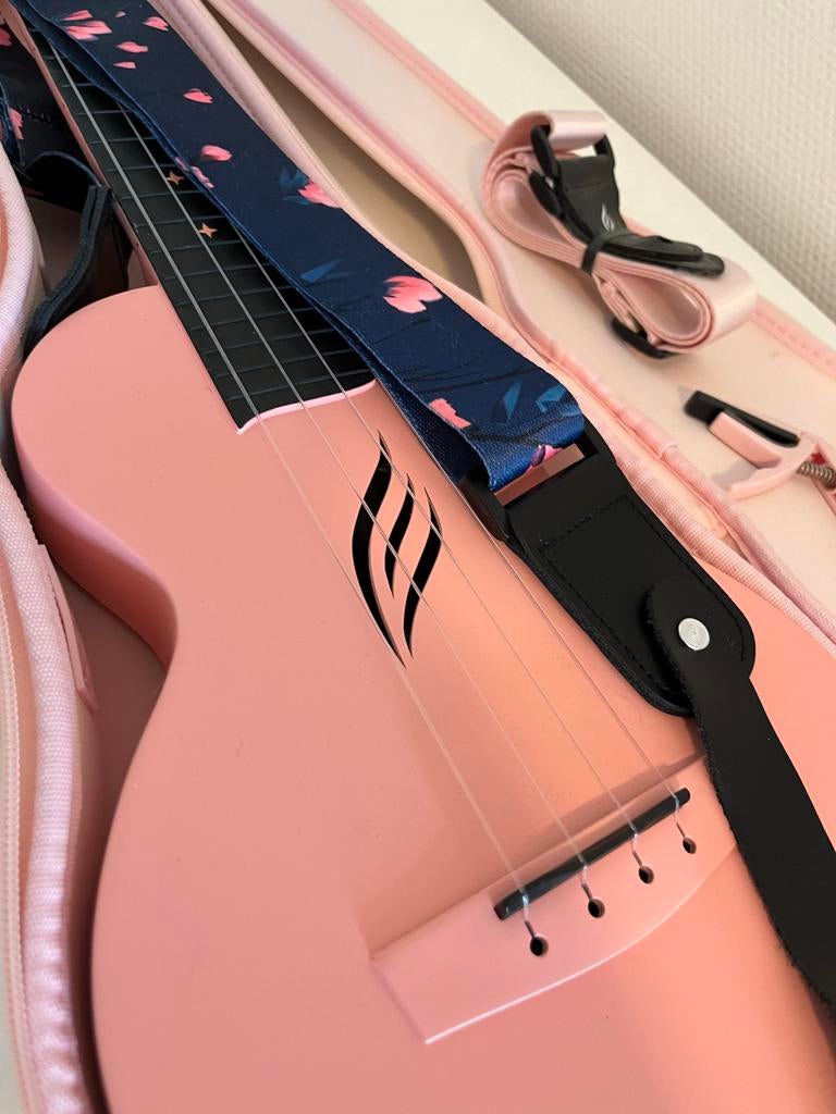 Enya Ukelele met mooie strap en lage G snaar en case, Muziek en Instrumenten, Snaarinstrumenten | Overige, Ophalen, Gebruikt, Ukelele