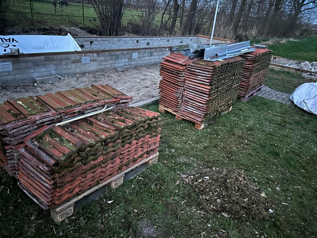 Partij dakpannen, nokken en transparante pannen, Doe-het-zelf en Verbouw, Dakpannen en Dakbedekking, Ophalen, Gebruikt, Steen of Klei