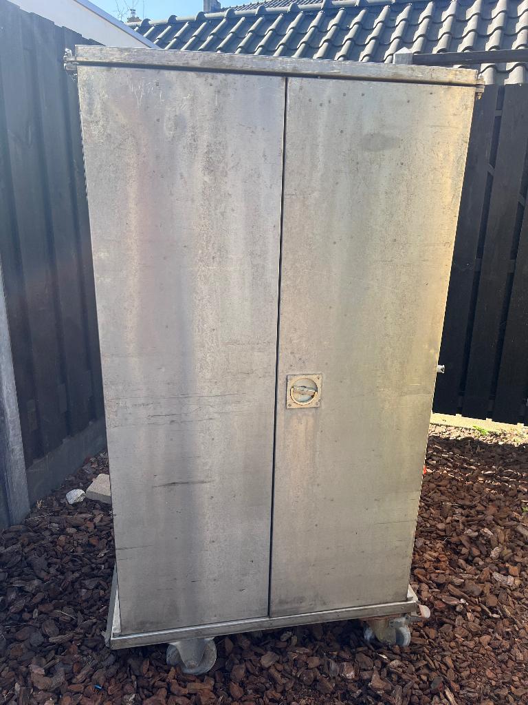 Kast van roestvrijstaal, Ophalen