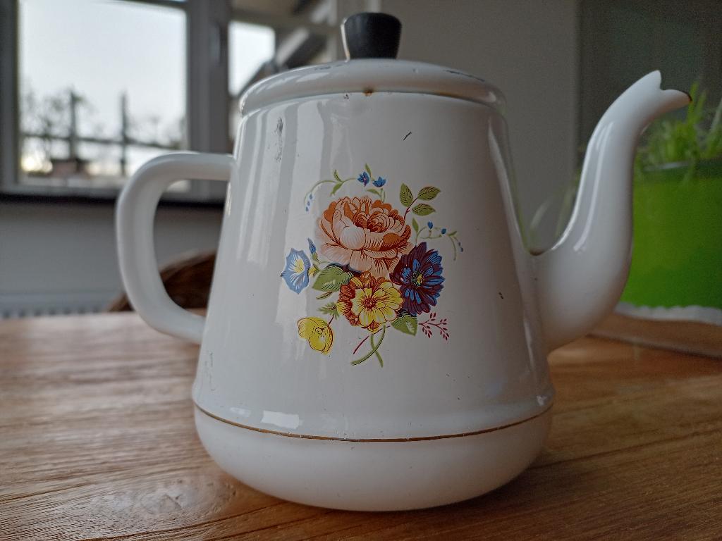 kleine emaille witte koffiepot met bloemen, Ophalen of Verzenden