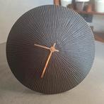 Zwart geribbelde metalen ronde klok met goudkleurige wijzers, Ophalen of Verzenden, Zo goed als nieuw, Analoog, Wandklok