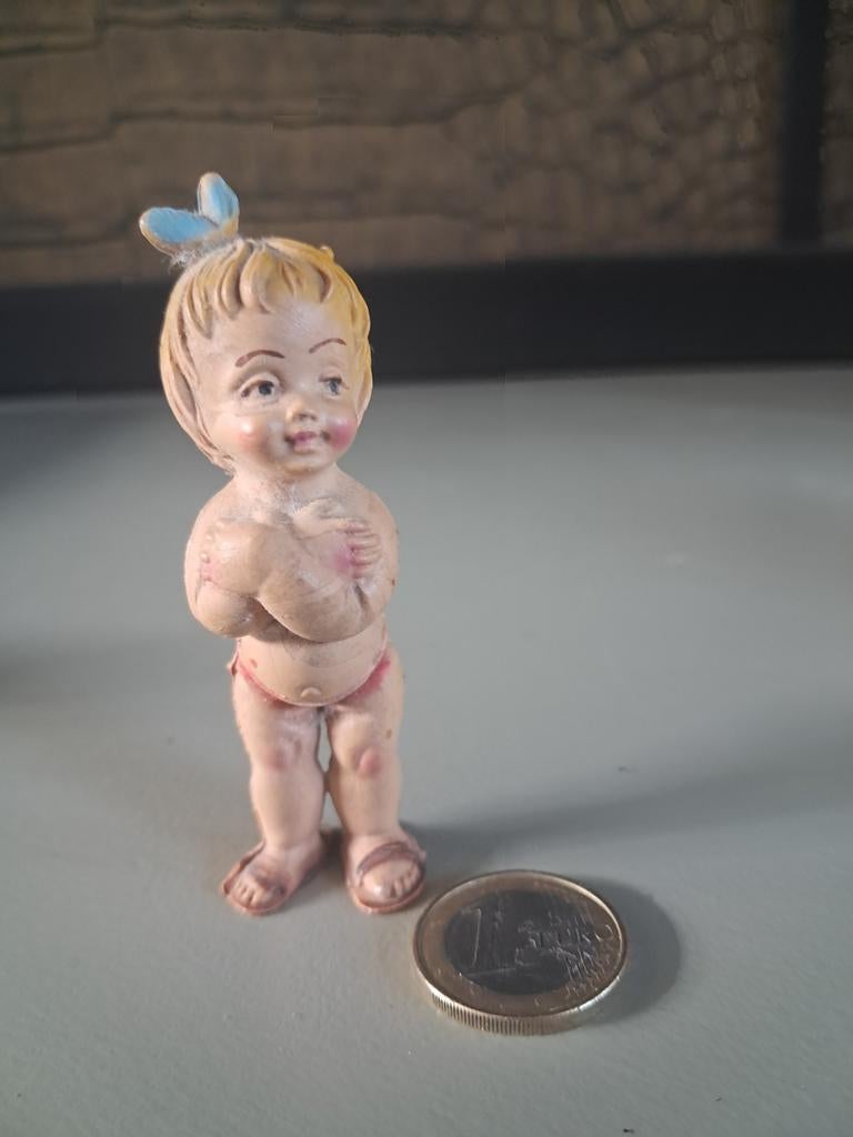 Hard plastic popje met blauwe strik, Ophalen of Verzenden