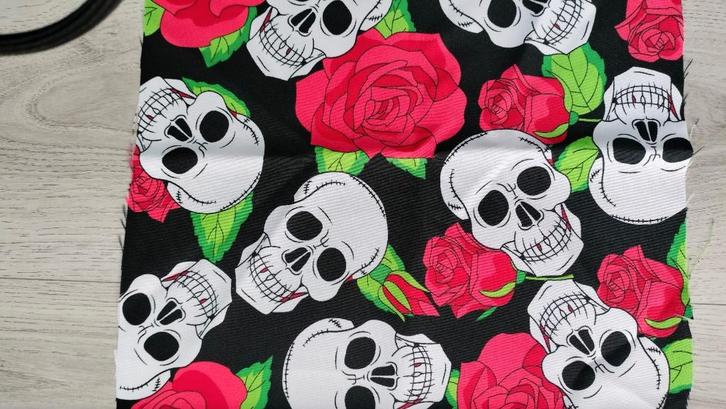 Lap rest stof met skulls print, Hobby en Vrije tijd, Stoffen en Lappen, Gebruikt, Polyester, 30 tot 120 cm, 30 tot 200 cm, Verzenden