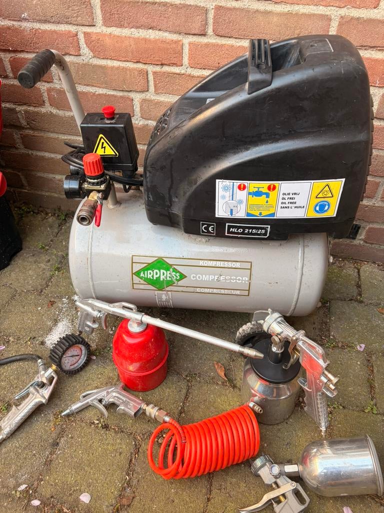Airpress compressor met toebehoren, Minder dan 25 liter, Ophalen, Zo goed als nieuw, Minder dan 200 liter/min
