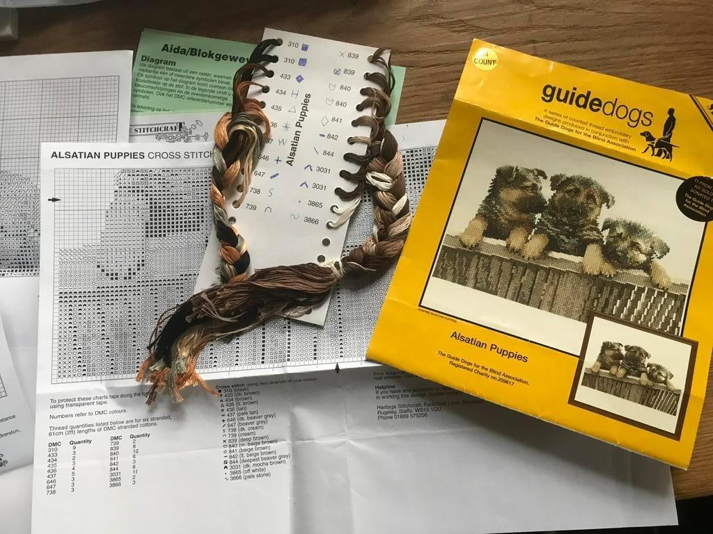 Vintage borduurpakket Duitse herder puppies DMC garen!, Ophalen of Verzenden, Zo goed als nieuw, Patroon