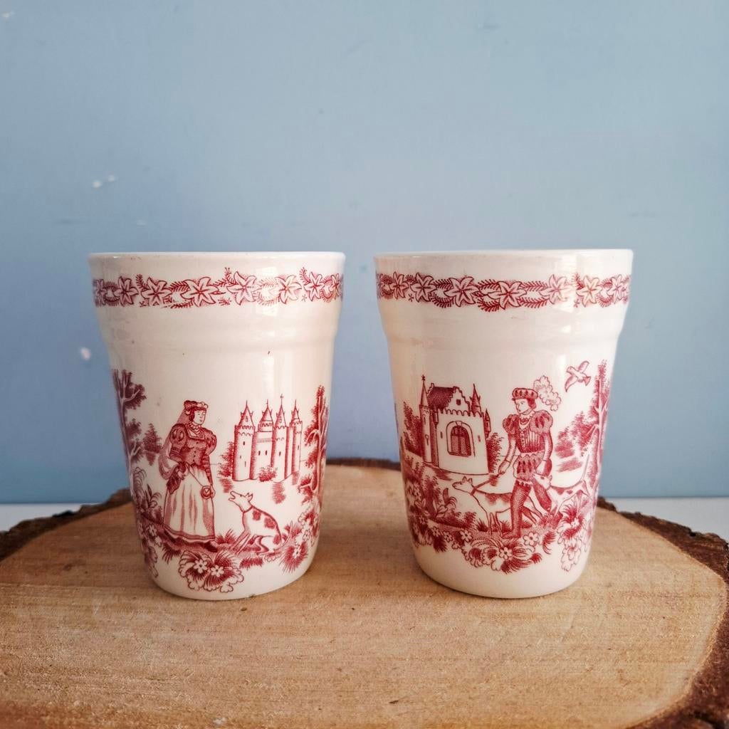 Petrus Regout, 2 melkbekers met rood 'British Castles' decor, Ophalen of Verzenden