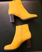 Gele suède enkellaarsjes met blokhak, Geel, Lage of Enkellaarzen, Nieuw, Ophalen of Verzenden