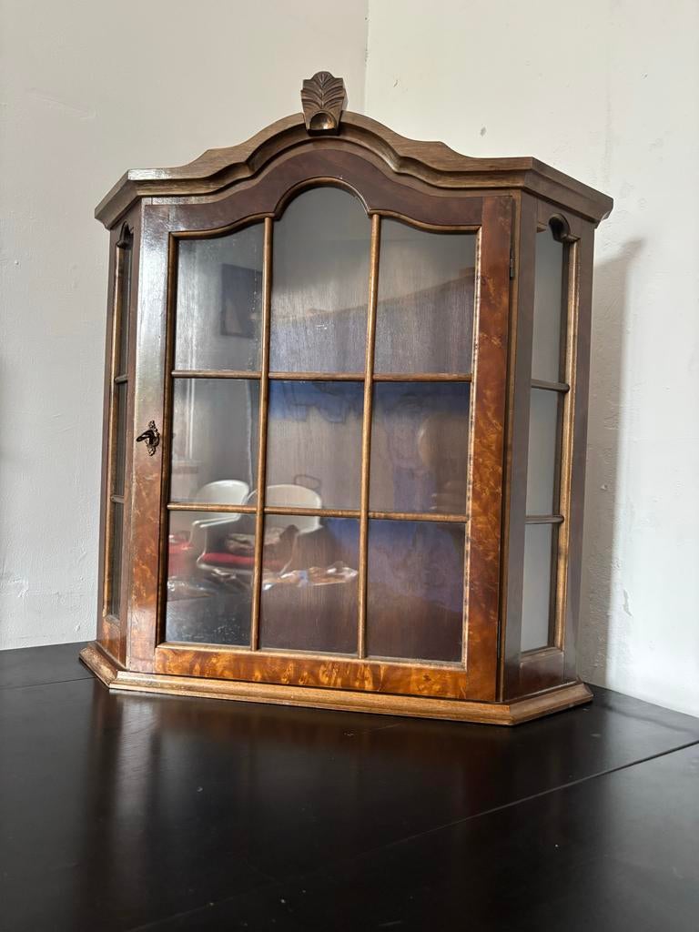 Houten wandkastje met glazen deurtje, Ophalen