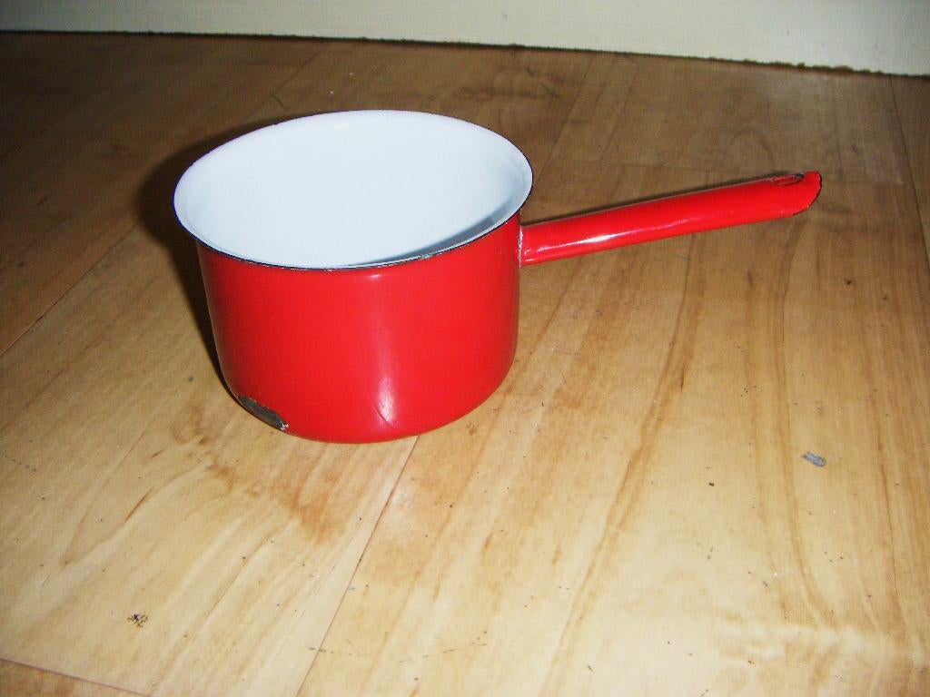 Oude rood emaille steelpan,diameter 11cm,hoogte 7 cm, Ophalen of Verzenden