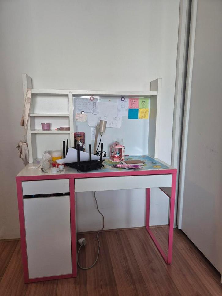 IKEA Micke bureau met handige opbouw, Huis en Inrichting, Bureaus, Ophalen