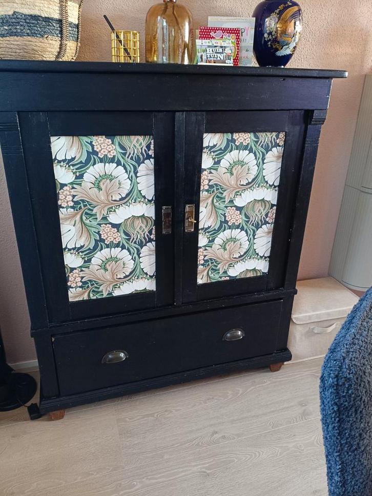 Houten vitrinekast met glazen deurtjes en lade, Huis en Inrichting, Kasten | Vitrinekasten, Ophalen