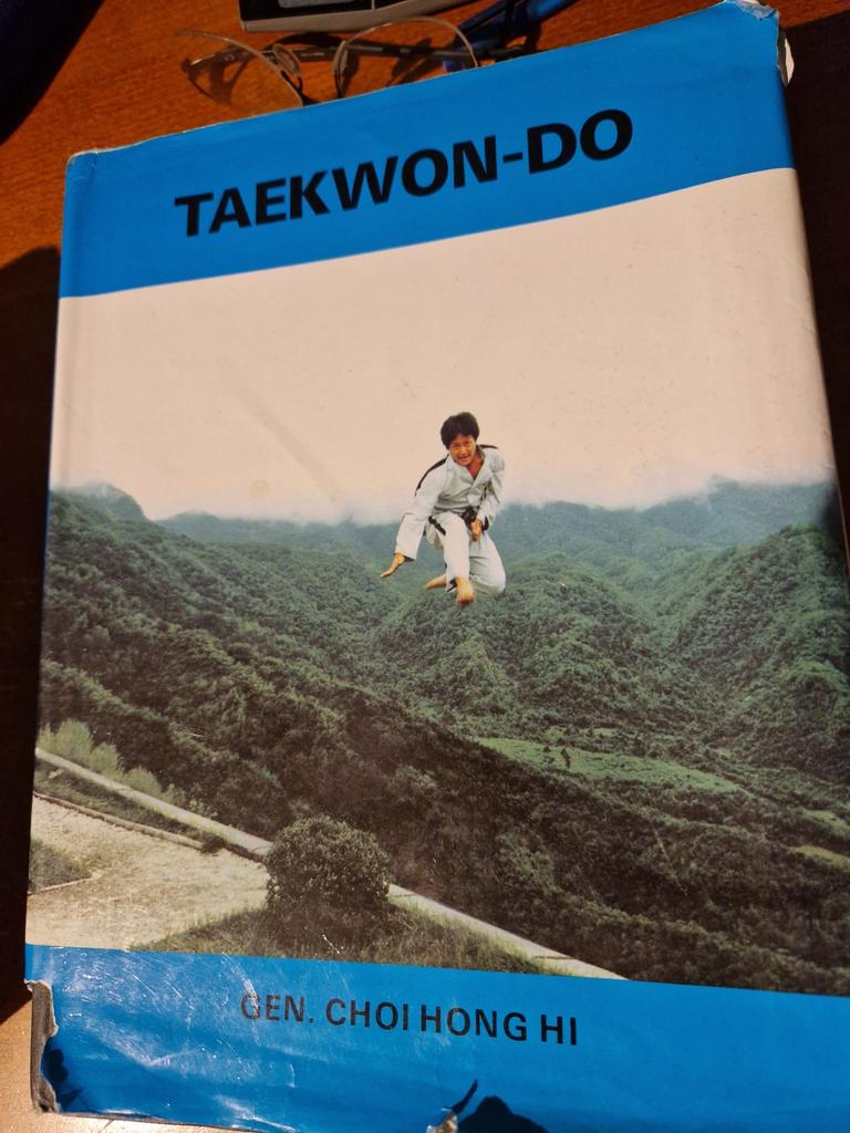 Gezocht: Boek Taekwon-Do van Gen. Choi Hong Hi, Boeken, Sportboeken, Ophalen of Verzenden, Gelezen, Vechtsport