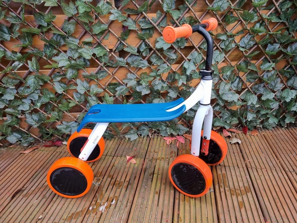 2-in-1 loopfiets Decathlon blauw met oranje 1 t/m 3 jaar, Kinderen en Baby's, Speelgoed | Buiten | Voertuigen en Loopfietsen, Ophalen